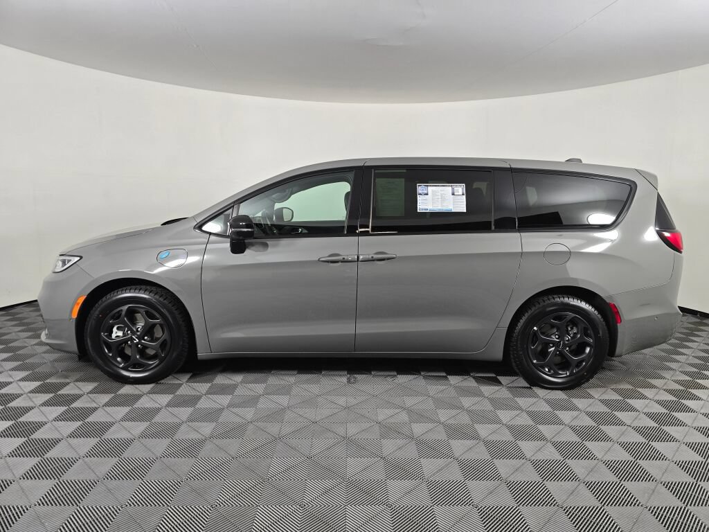 Used 2023 Chrysler Pacifica Limited w/ Uconnect Theater Family Group FWD image 6