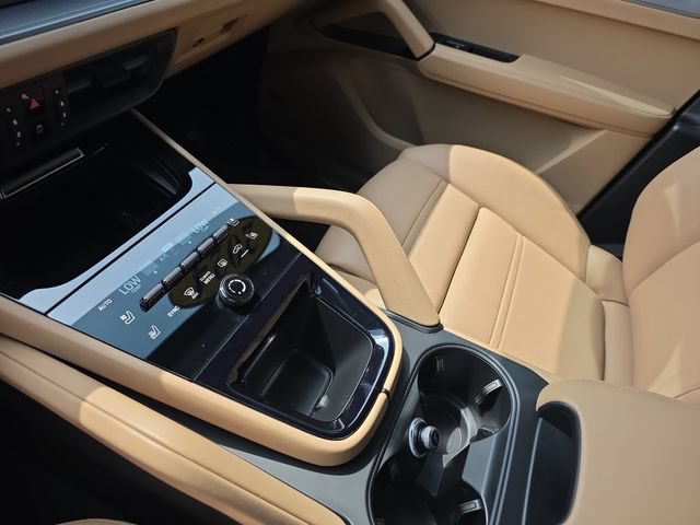 Used 2024 Porsche Cayenne AWD/4WD image 26