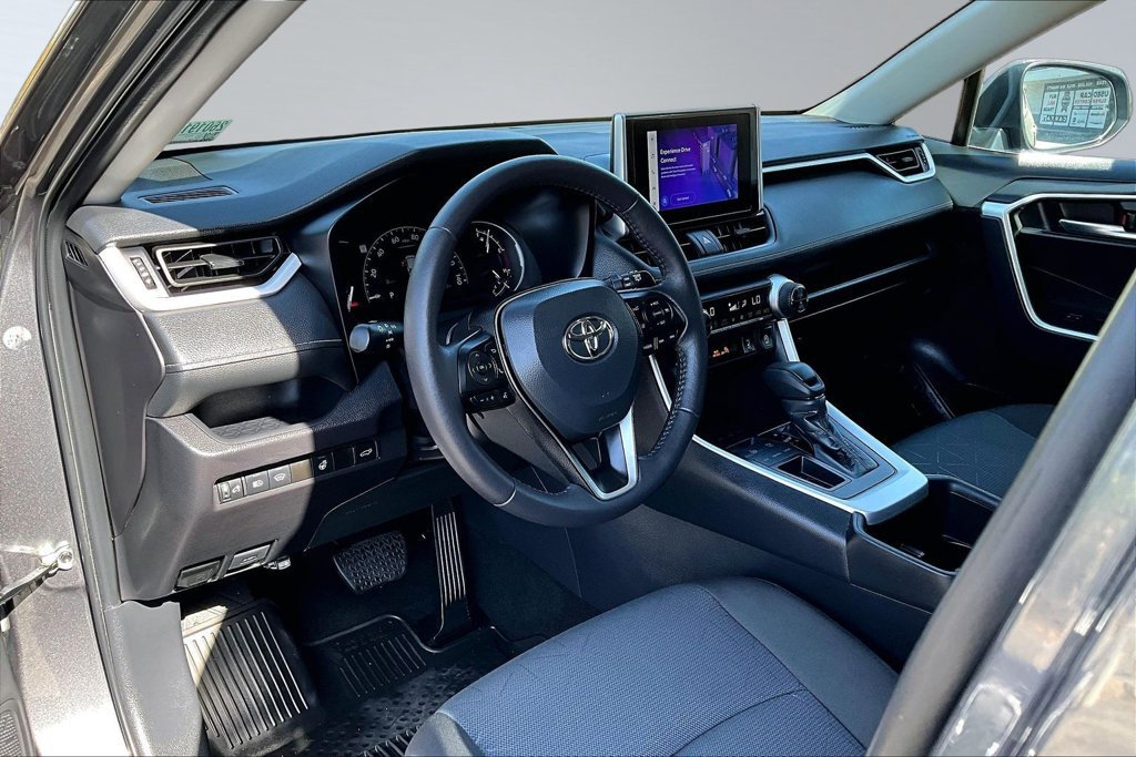 Used 2025 Toyota RAV4 XLE w/ Convenience Package FWD image 4