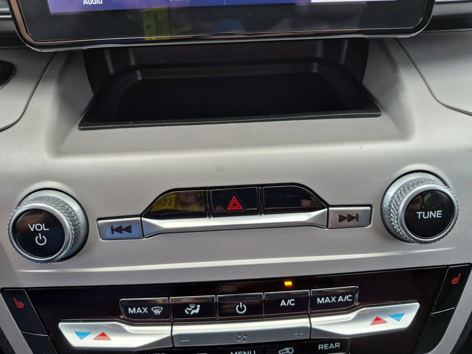 Used 2024 Ford Explorer XLT image 17