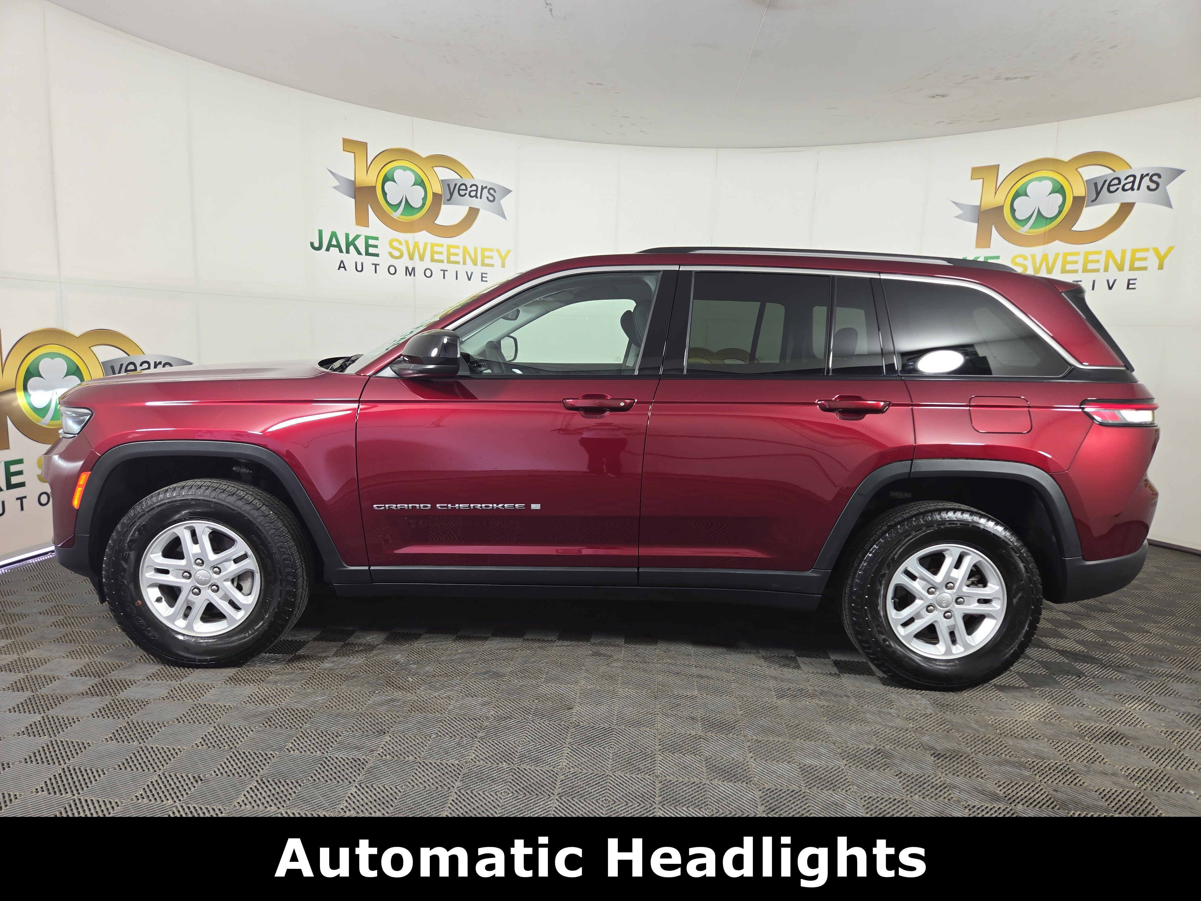 Used 2023 Jeep Grand Cherokee Laredo AWD/4WD image 6