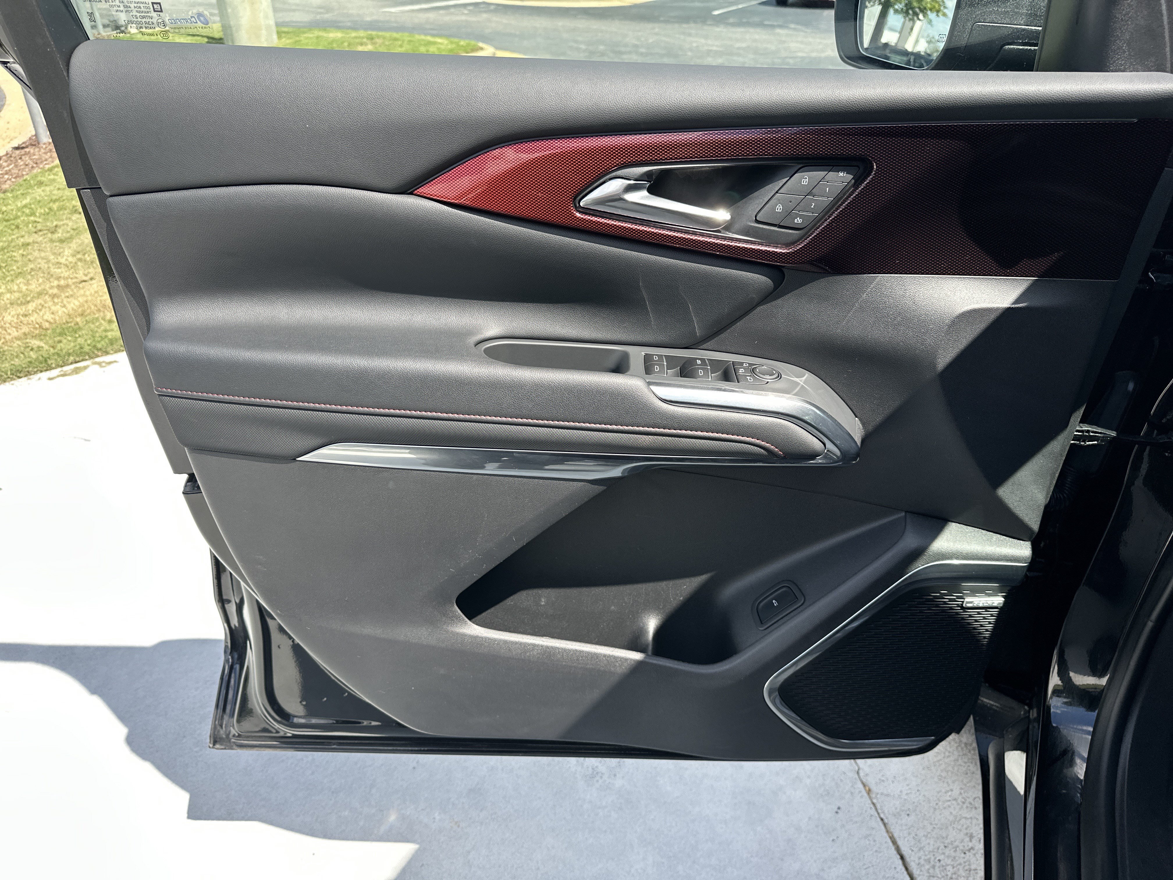 Used 2025 Chevrolet Traverse RS FWD image 14