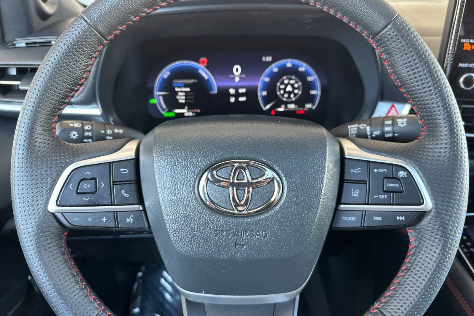 Used 2025 Toyota Sienna XSE w/ XSE Premium Package image 24