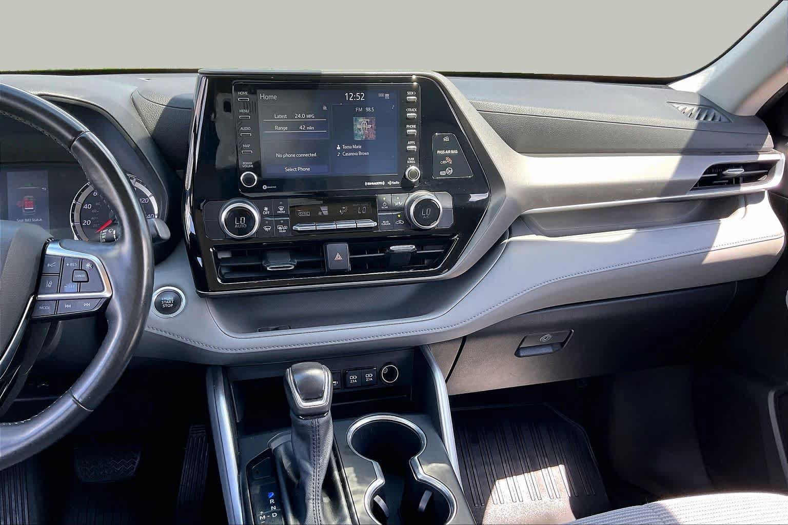 Used 2021 Toyota Highlander LE FWD image 5