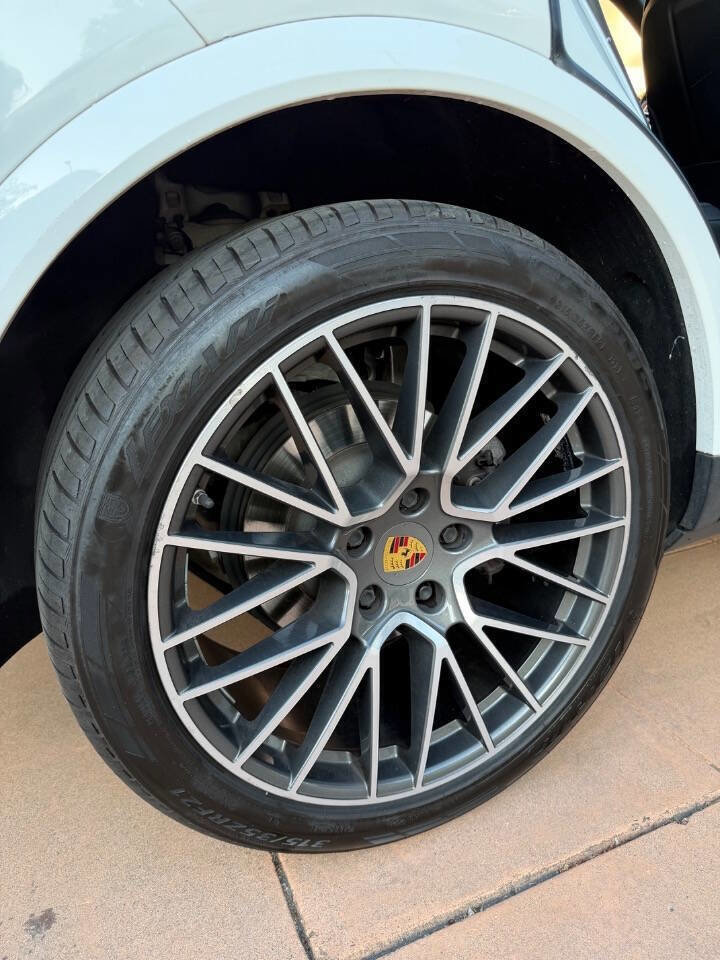 Used 2019 Porsche Cayenne w/ Premium Package image 34