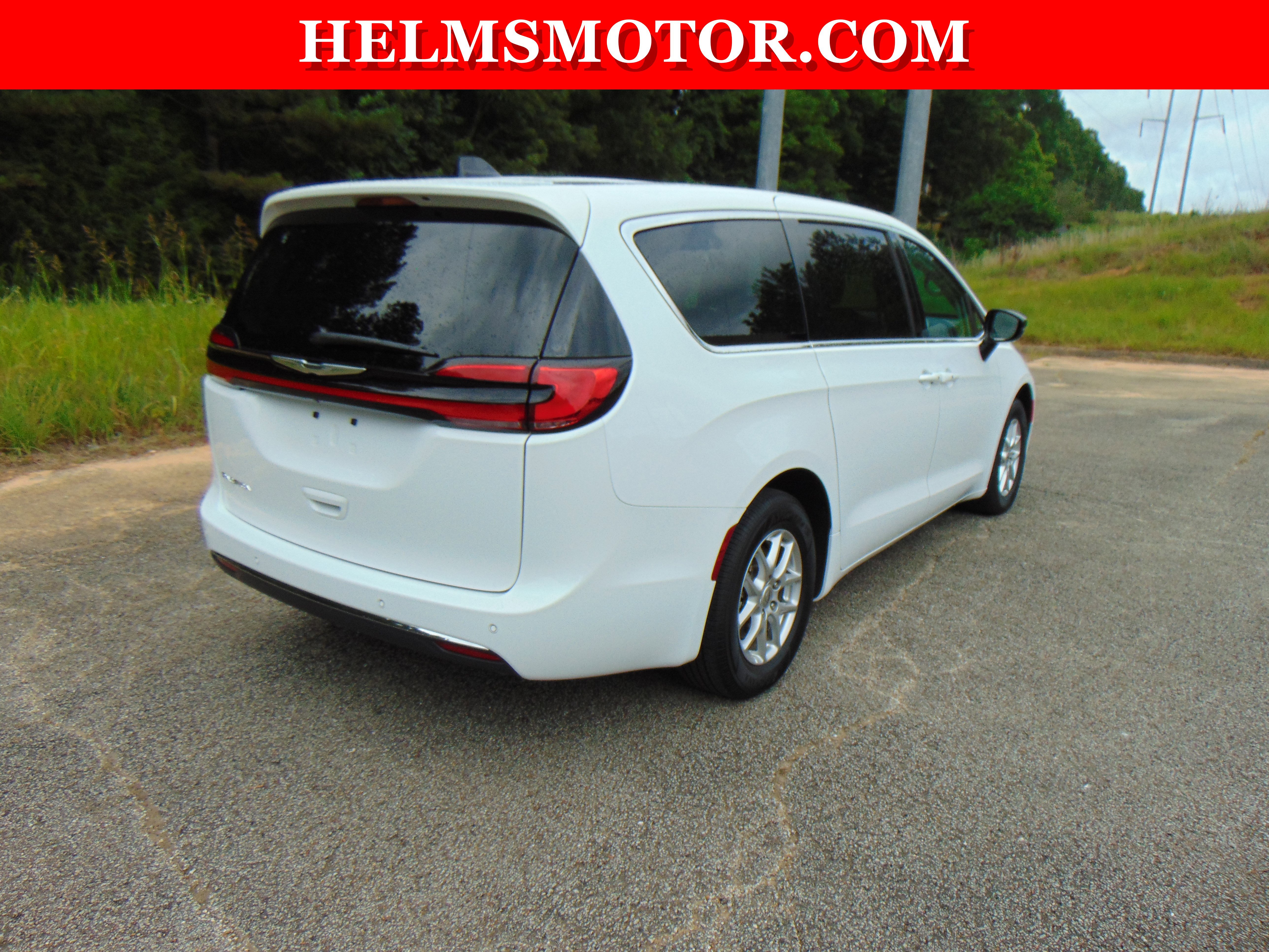 Used 2024 Chrysler Pacifica Touring-L image 17