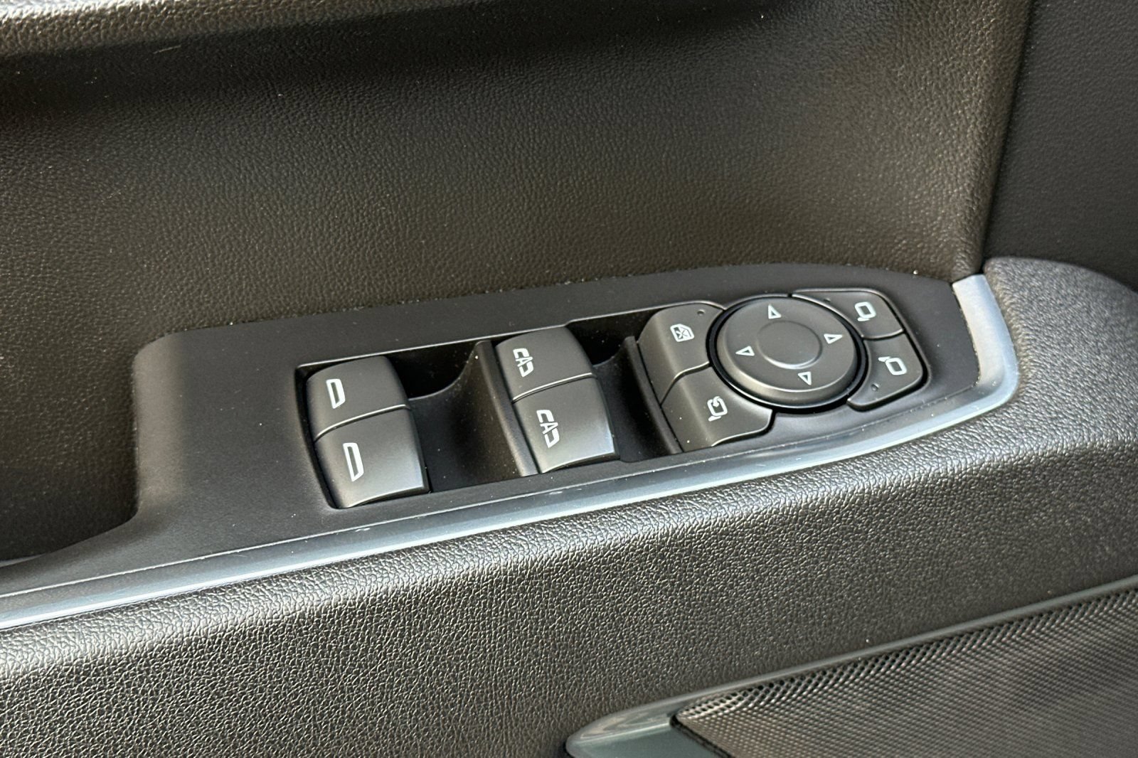 Used 2025 GMC Sierra 1500 SLT AWD/4WD image 12