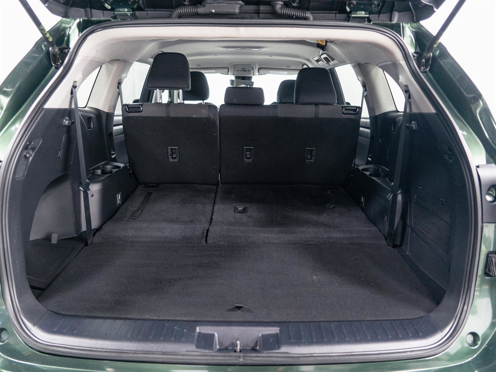 Used 2023 Toyota Highlander L image 11