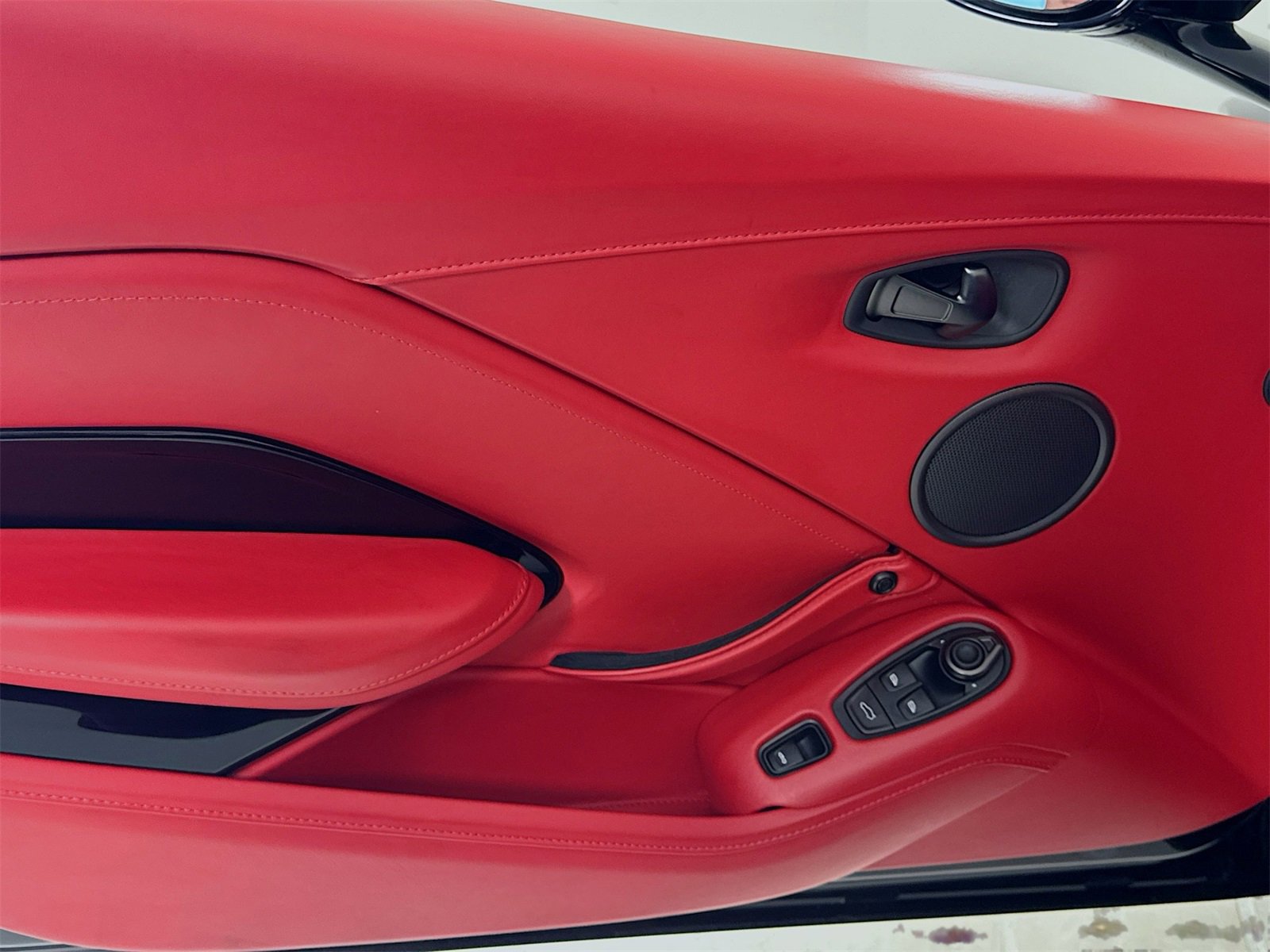 Used 2022 Aston Martin V8 Vantage Roadster image 15