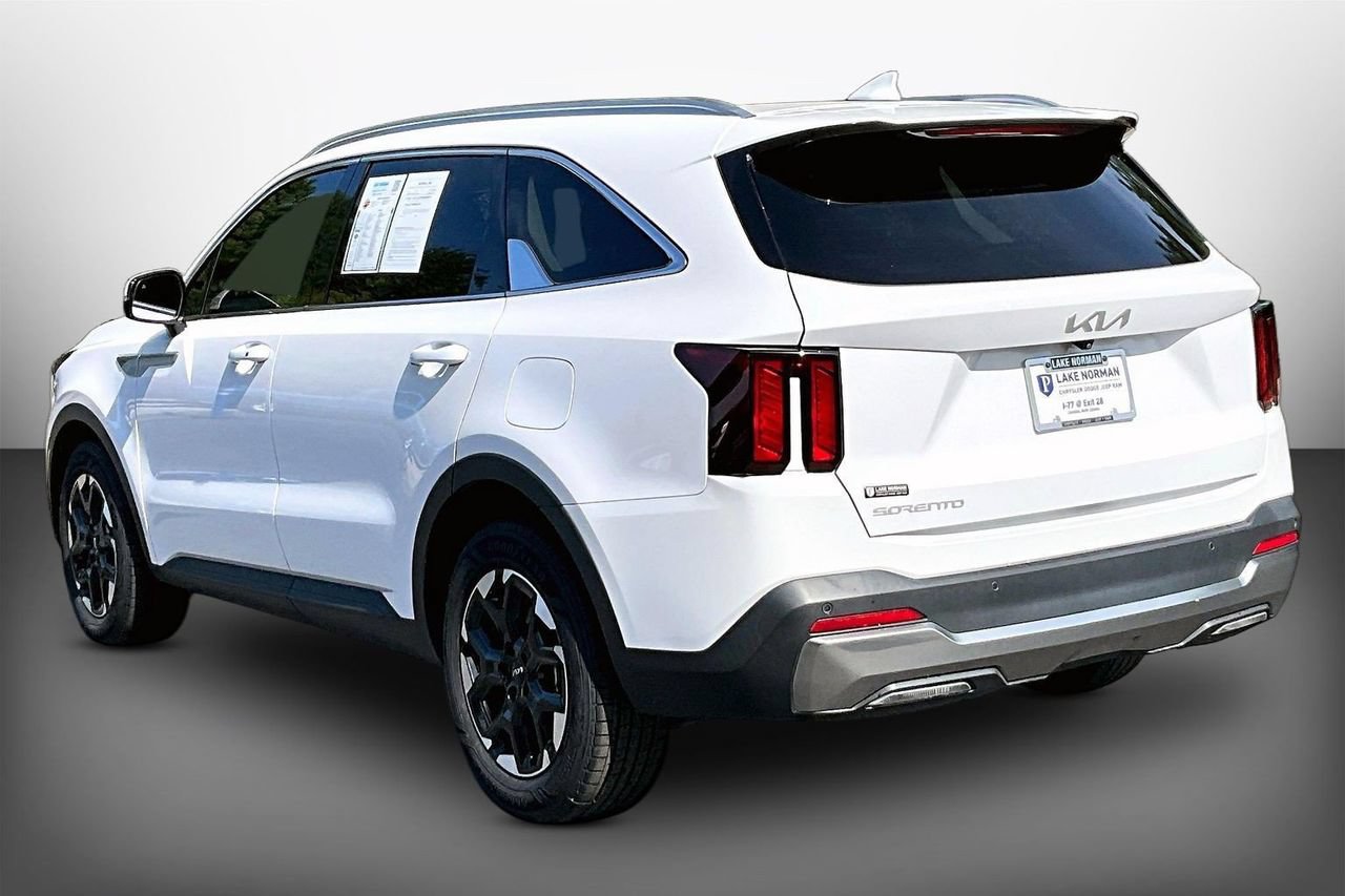 Used 2025 Kia Sorento S w/ Panoramic Sunroof Package FWD image 6