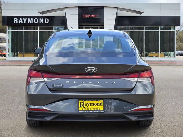 Used 2023 Hyundai Elantra SEL w/ Preferred Accessory Package FWD image 5