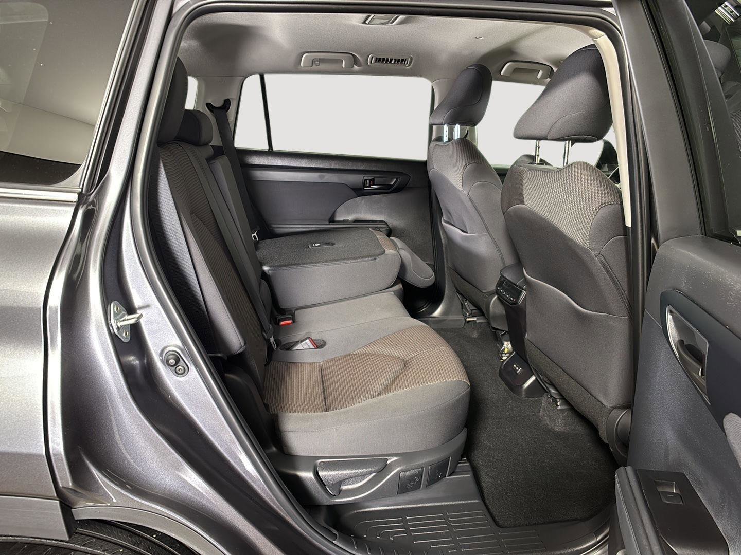 Used 2024 Toyota Highlander LE image 26