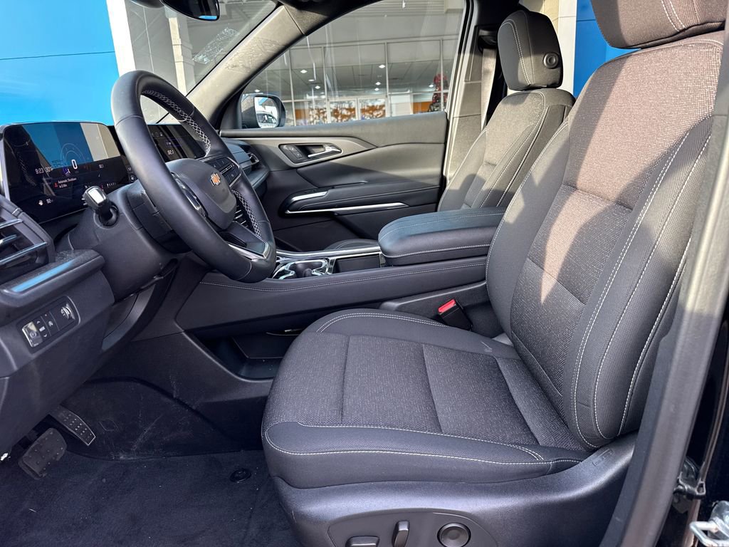 Used 2025 Chevrolet Traverse LT image 11