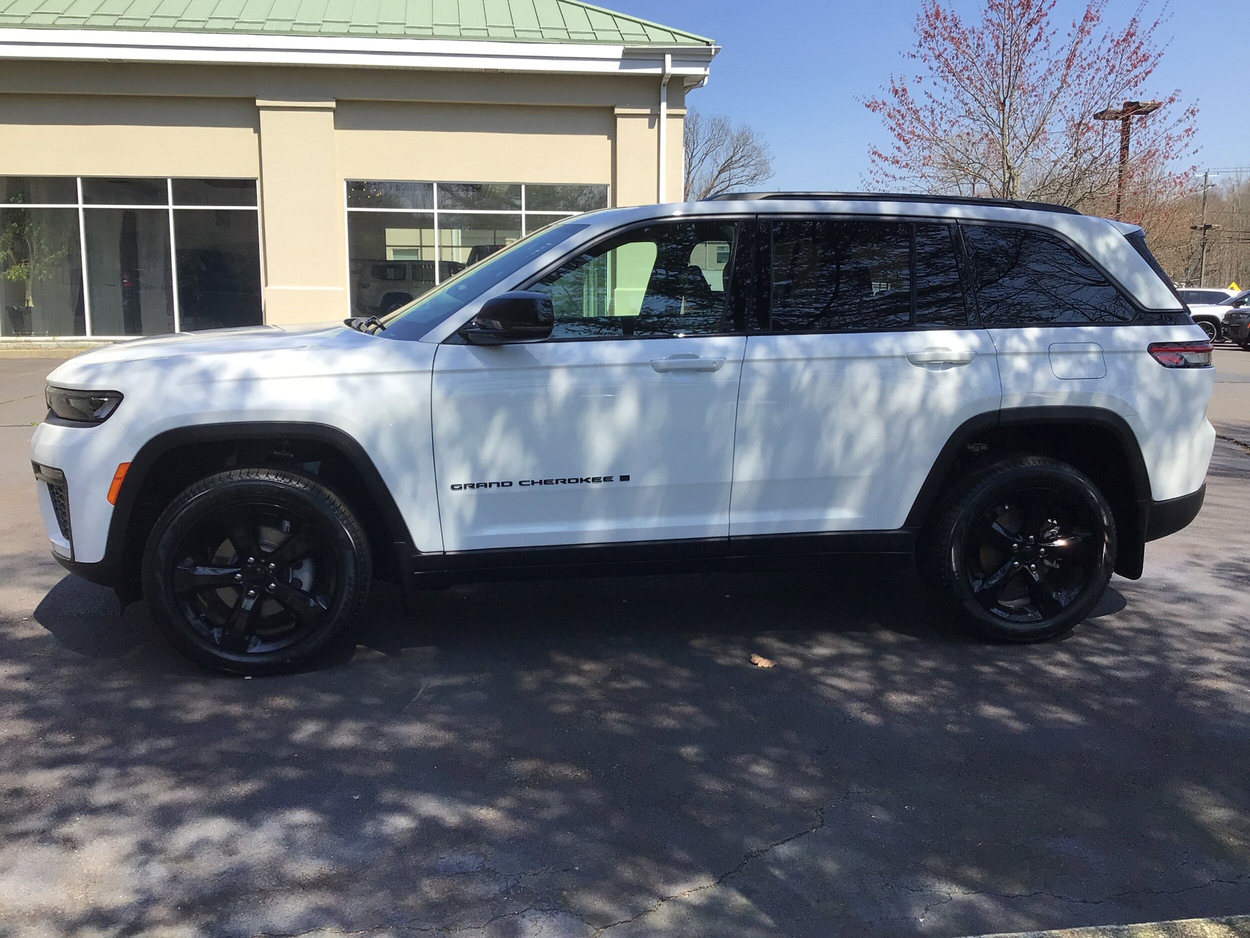 New 2026 Jeep Grand Cherokee Limited w/ Limited Altitude Package AWD/4WD image 4