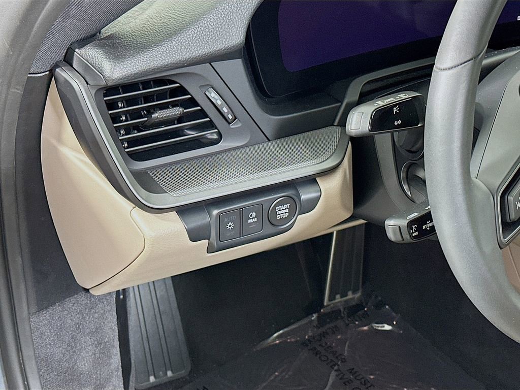 Used 2025 Porsche 911 Carrera image 11