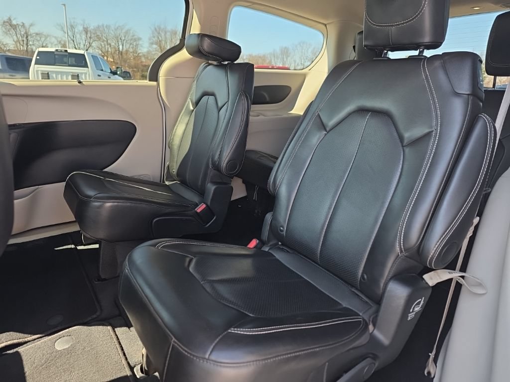 Used 2024 Chrysler Pacifica Touring-L FWD image 10