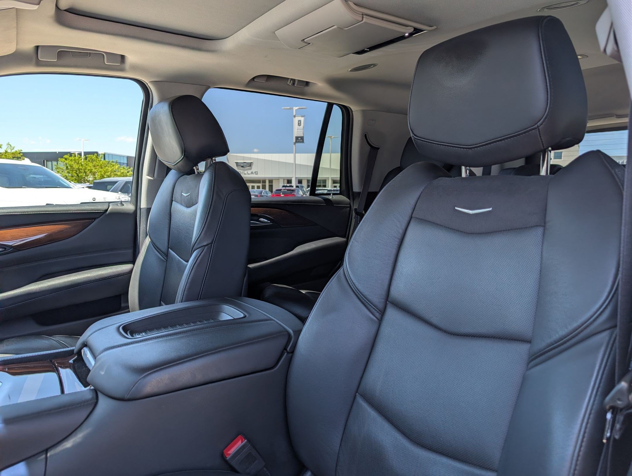 Used 2020 Cadillac Escalade Premium Luxury AWD/4WD image 25