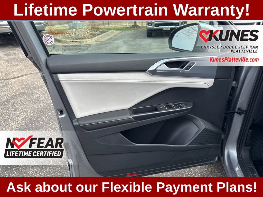 Used 2025 Volkswagen Taos SE image 11