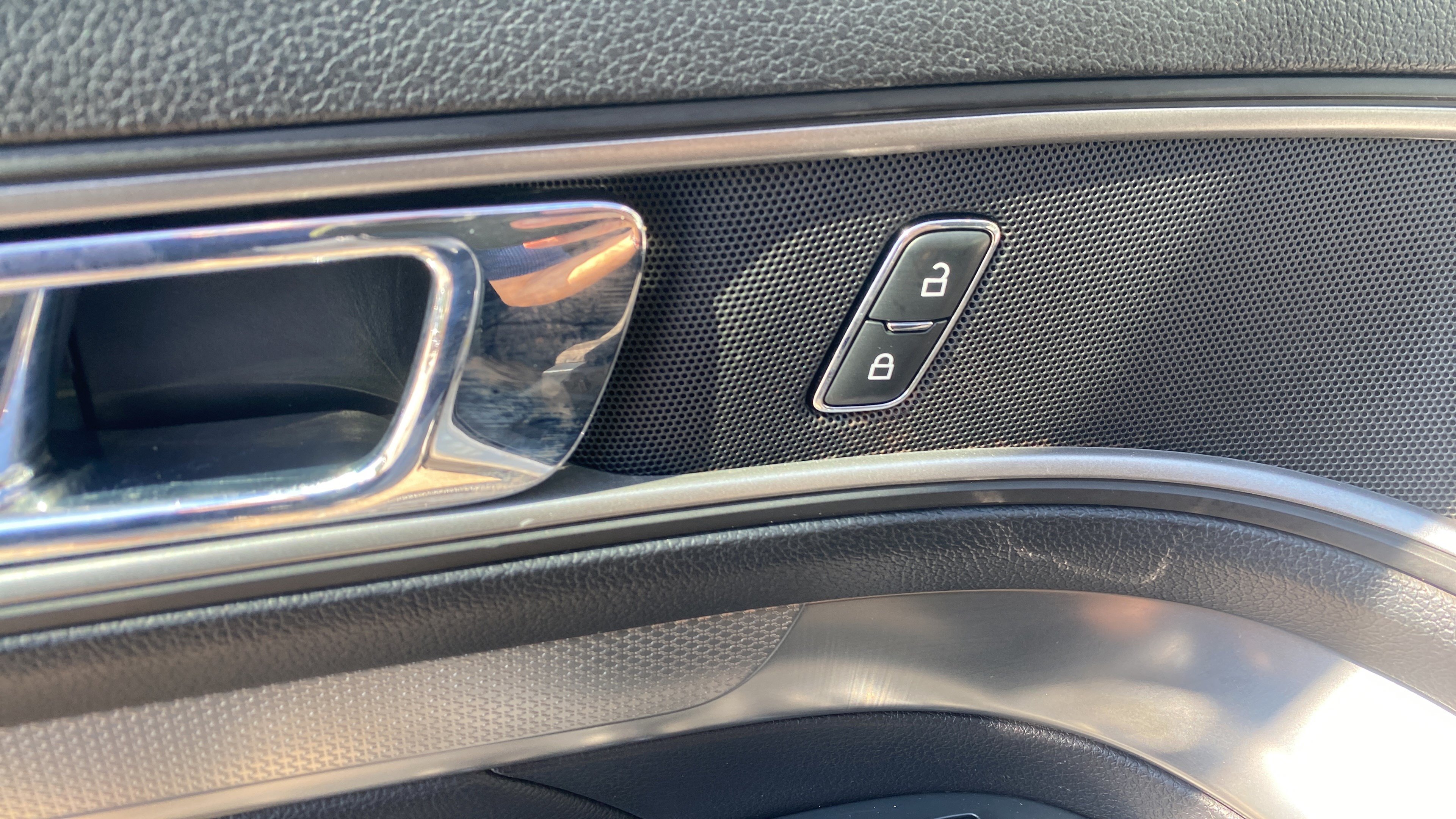 Used 2019 Ford Explorer XLT w/ Equipment Group 201A FWD image 30