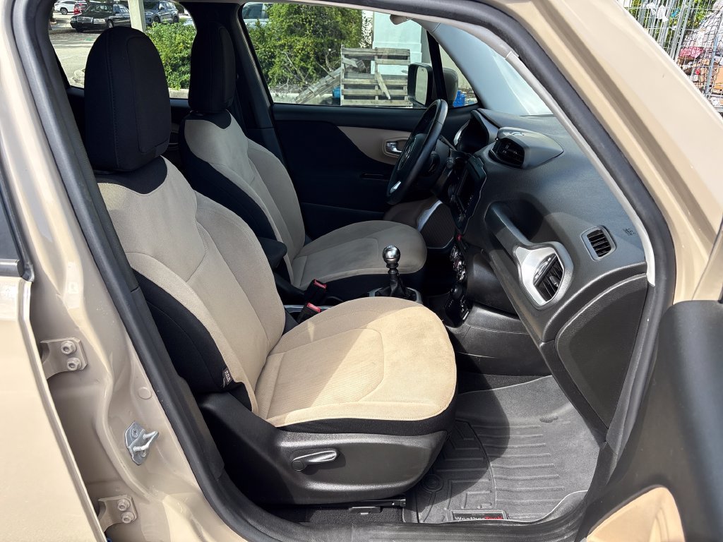 Used 2016 Jeep Renegade Latitude AWD/4WD image 6