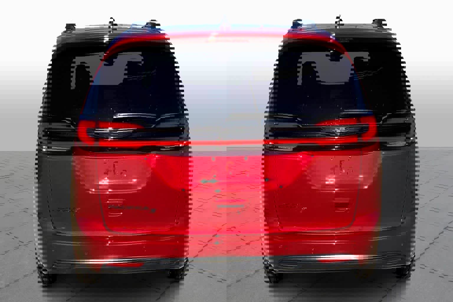 Used 2025 Chrysler Pacifica Limited image 4