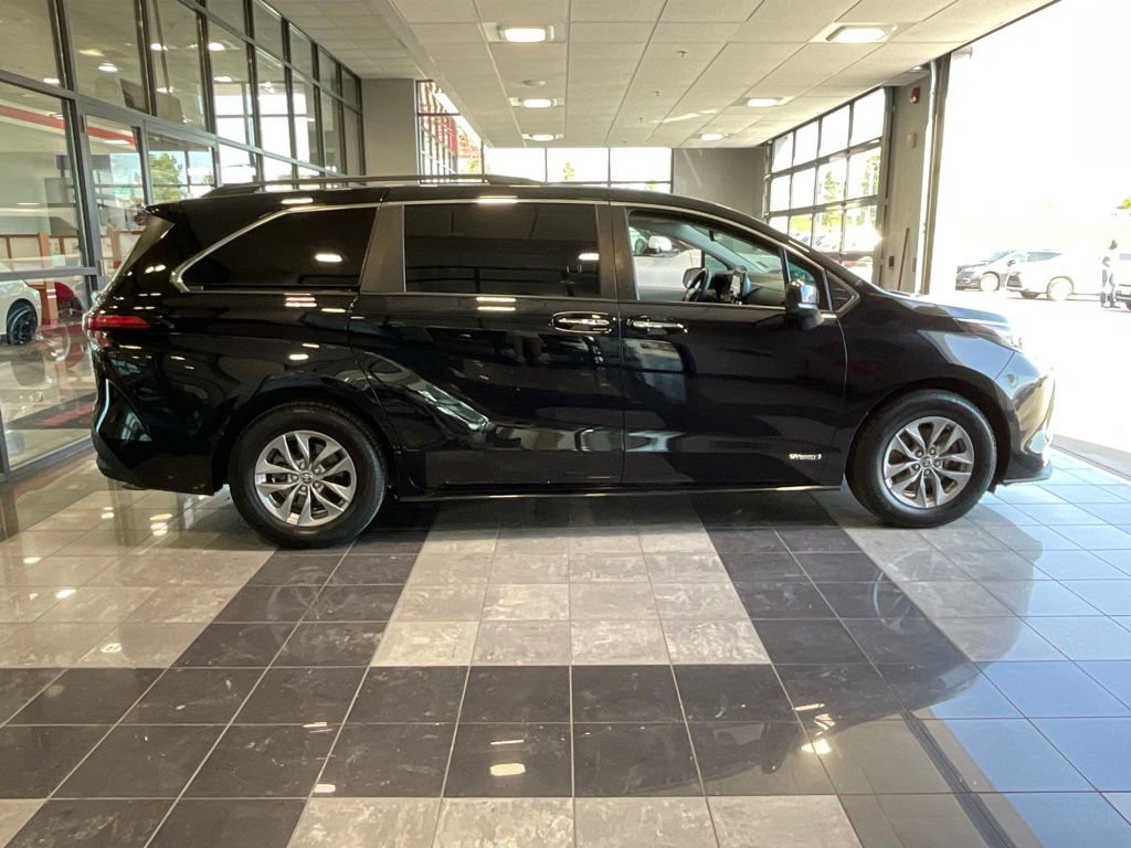 Used 2021 Toyota Sienna XLE w/ XLE Plus Package image 6