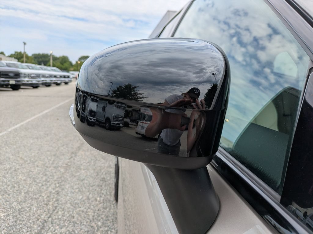 Certified 2023 Volvo XC60 B6 Ultimate w/ Protection Package Premier AWD/4WD image 12