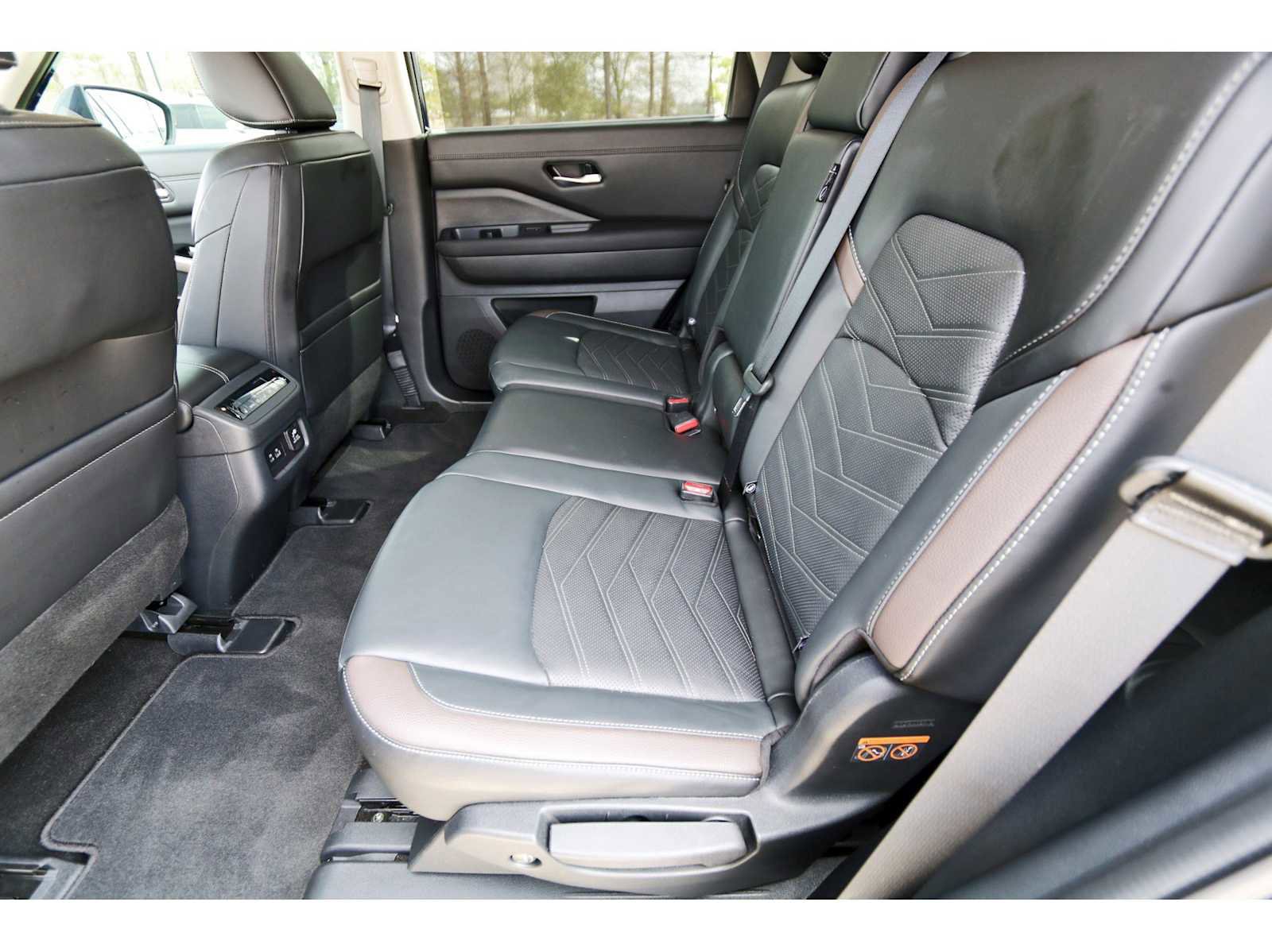 Used 2025 Nissan Pathfinder Platinum w/ Cargo Package image 13