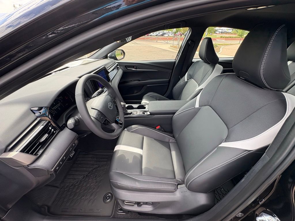 Used 2025 Toyota Camry SE image 12