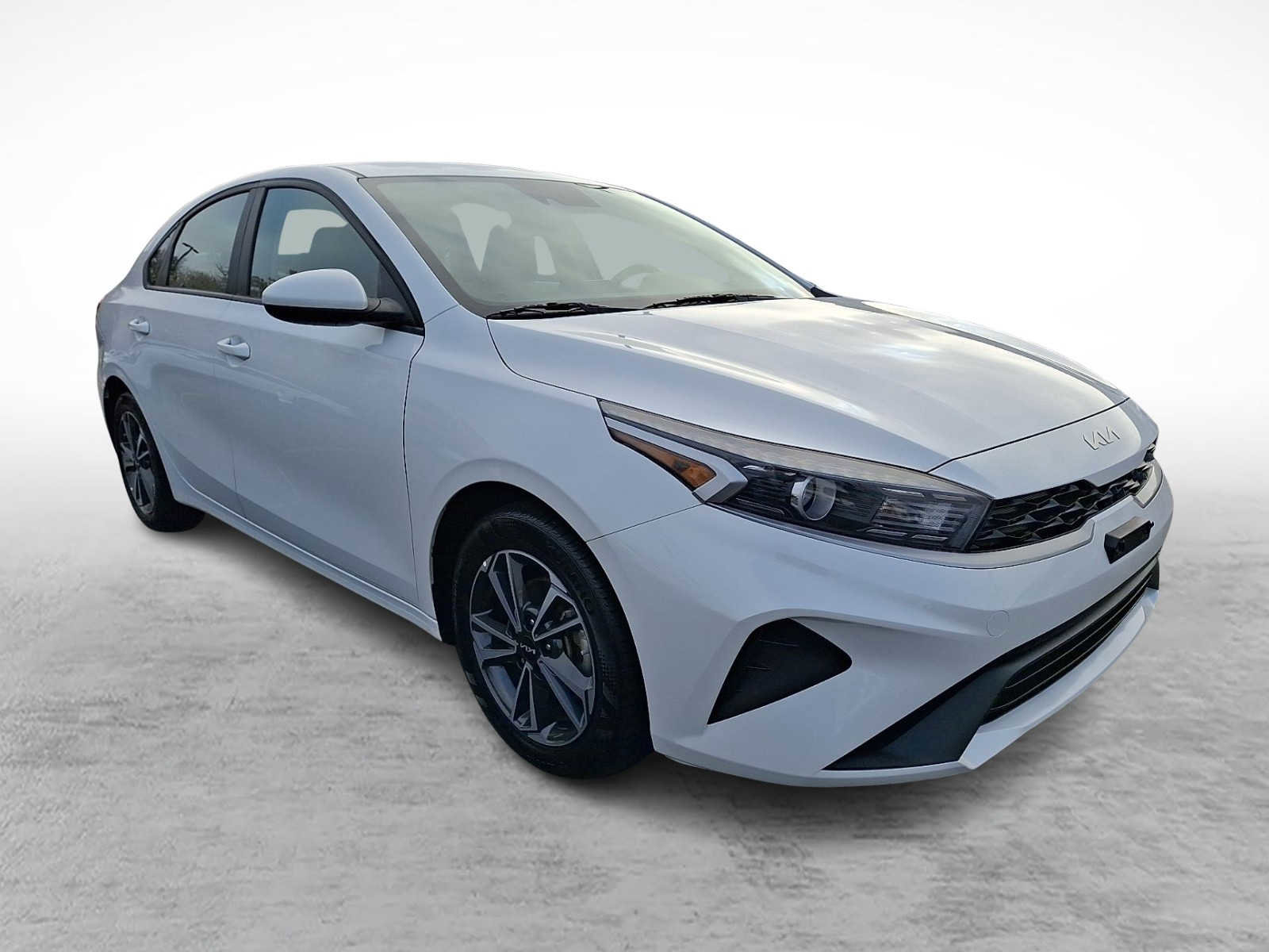 Used 2023 Kia Forte LXS image 3