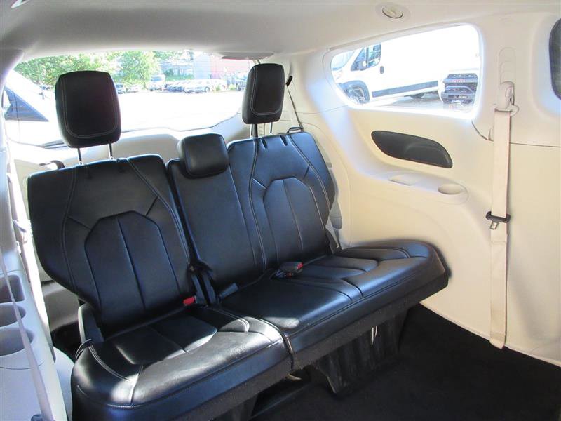 Used 2023 Chrysler Pacifica Touring-L FWD image 28