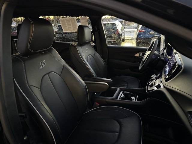 Used 2023 Chrysler Pacifica Limited w/ S Appearance Package image 15
