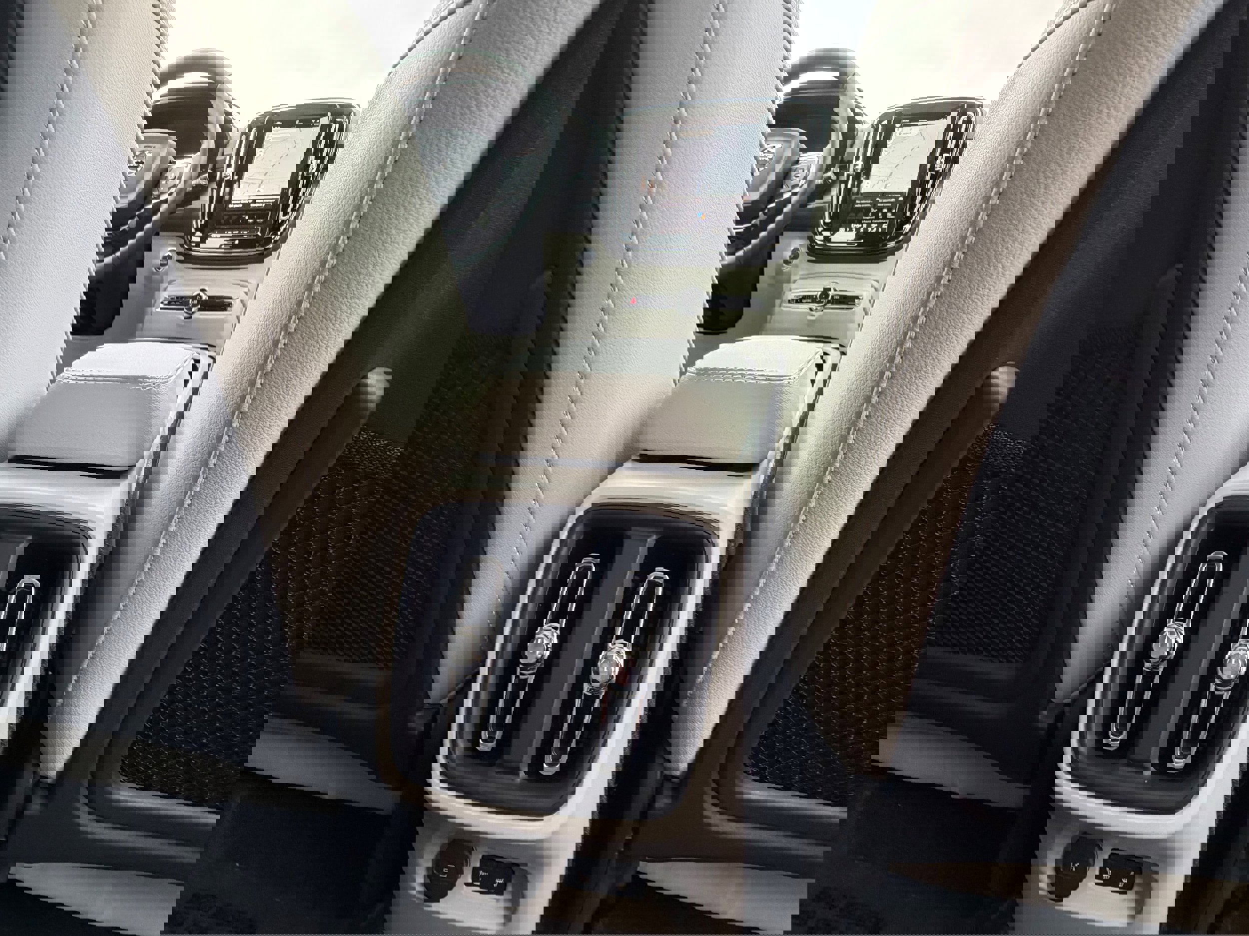 New 2026 Volvo XC40 B4 Plus w/ Protection Package Premier FWD image 11