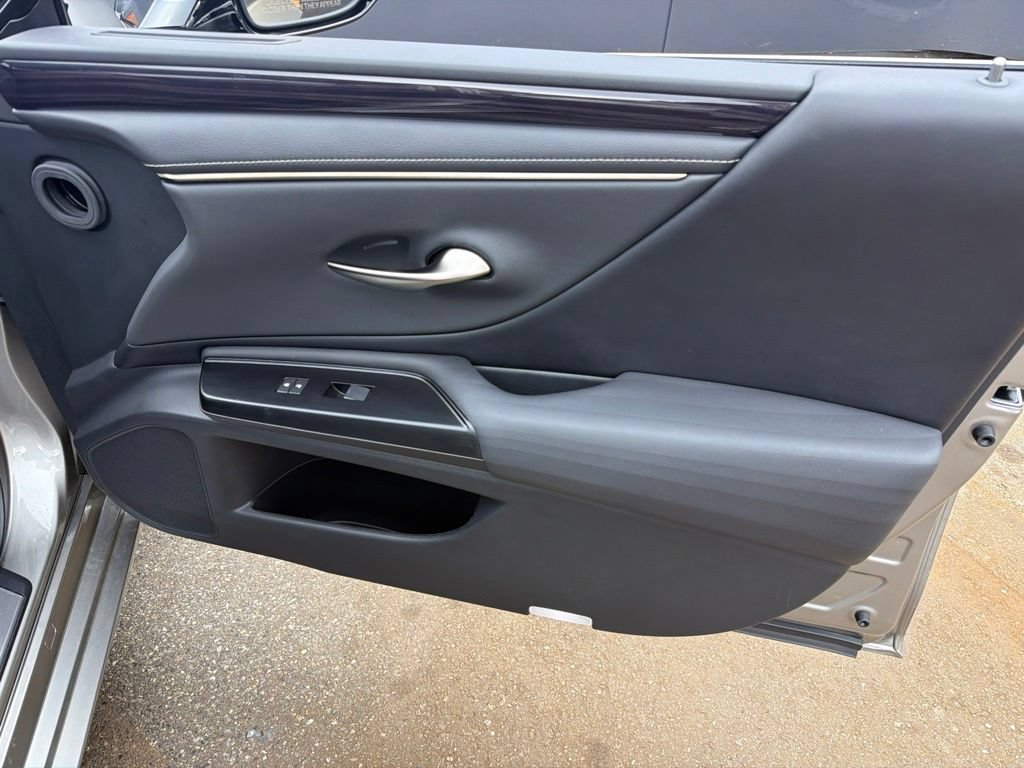 Used 2020 Lexus ES 300h w/ Luxury Package FWD image 26