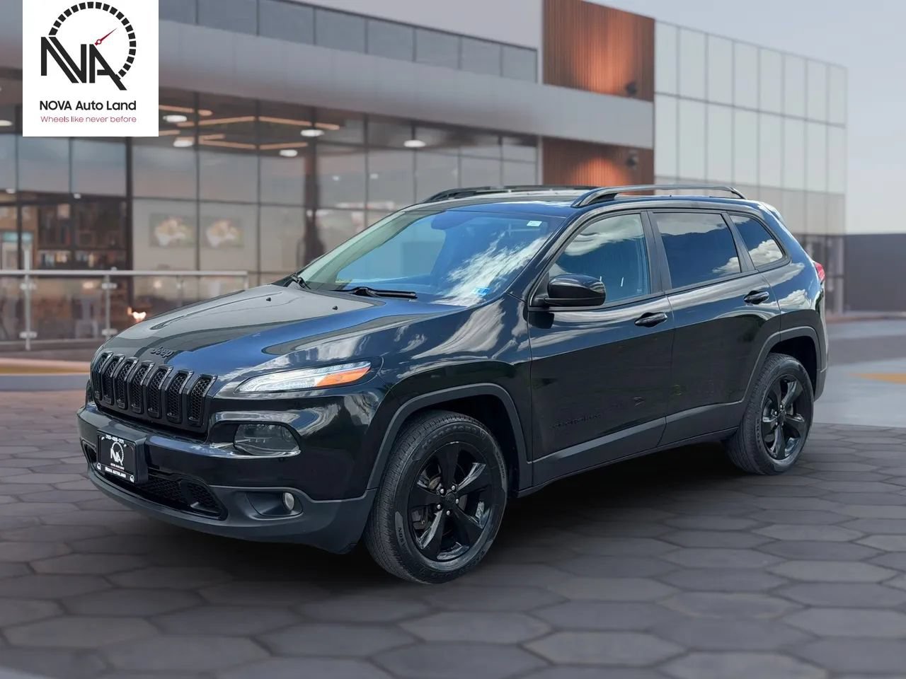 Used 2016 Jeep Cherokee Latitude w/ Comfort/Convenience Group AWD/4WD image 4