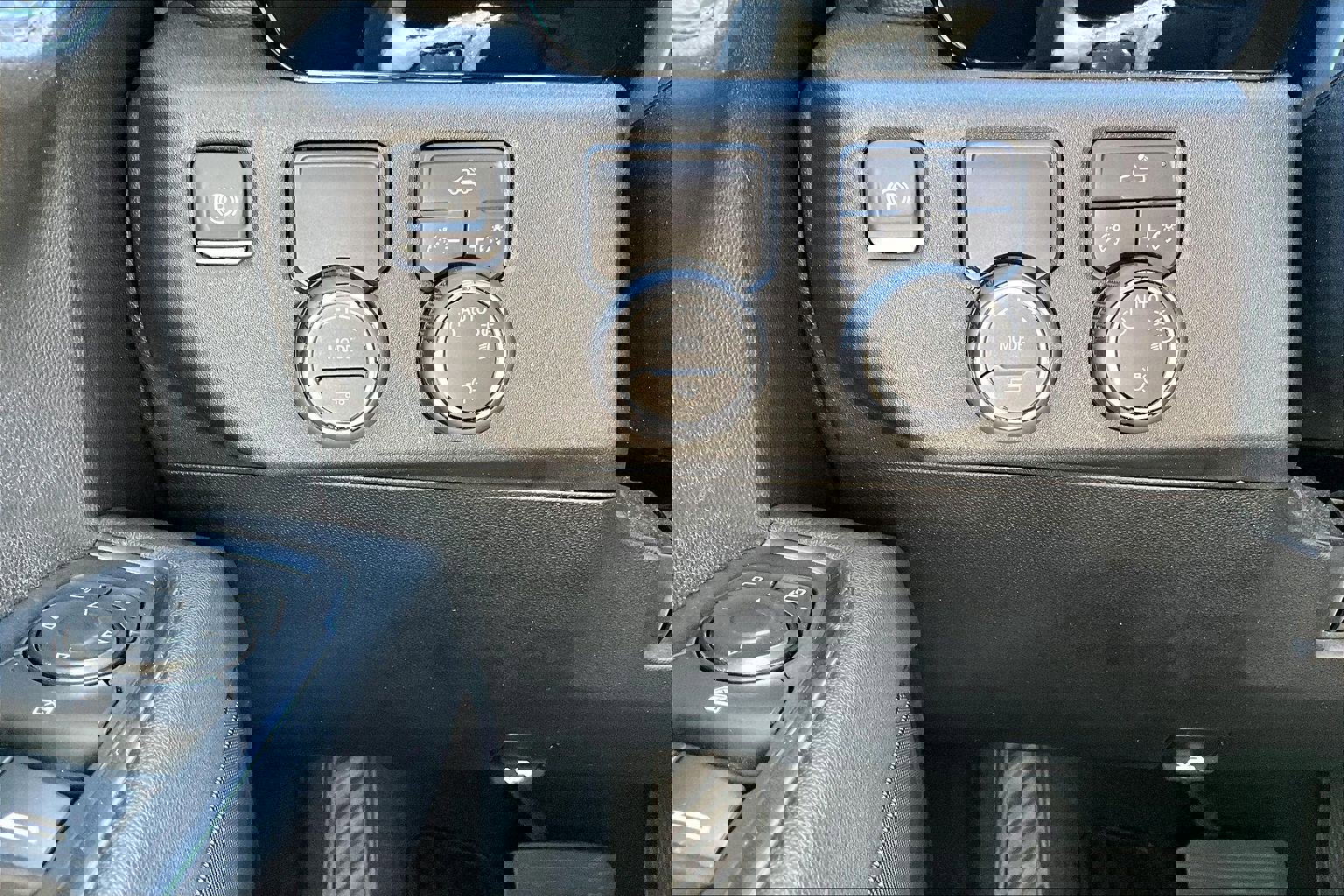 Certified 2025 Chevrolet Silverado 1500 LT image 26