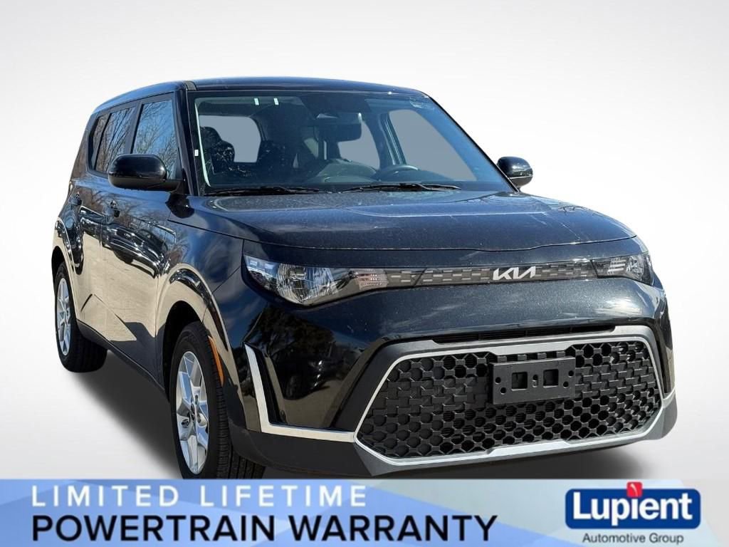 Used 2025 Kia Soul LX FWD image 1