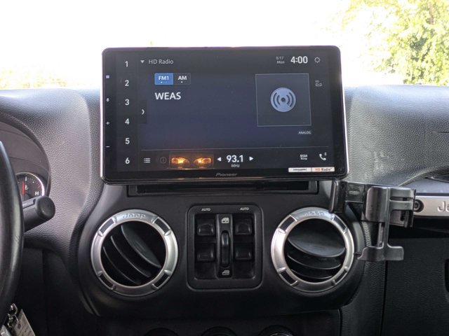Used 2017 Jeep Wrangler Unlimited Sahara w/ Connectivity Group AWD/4WD image 19