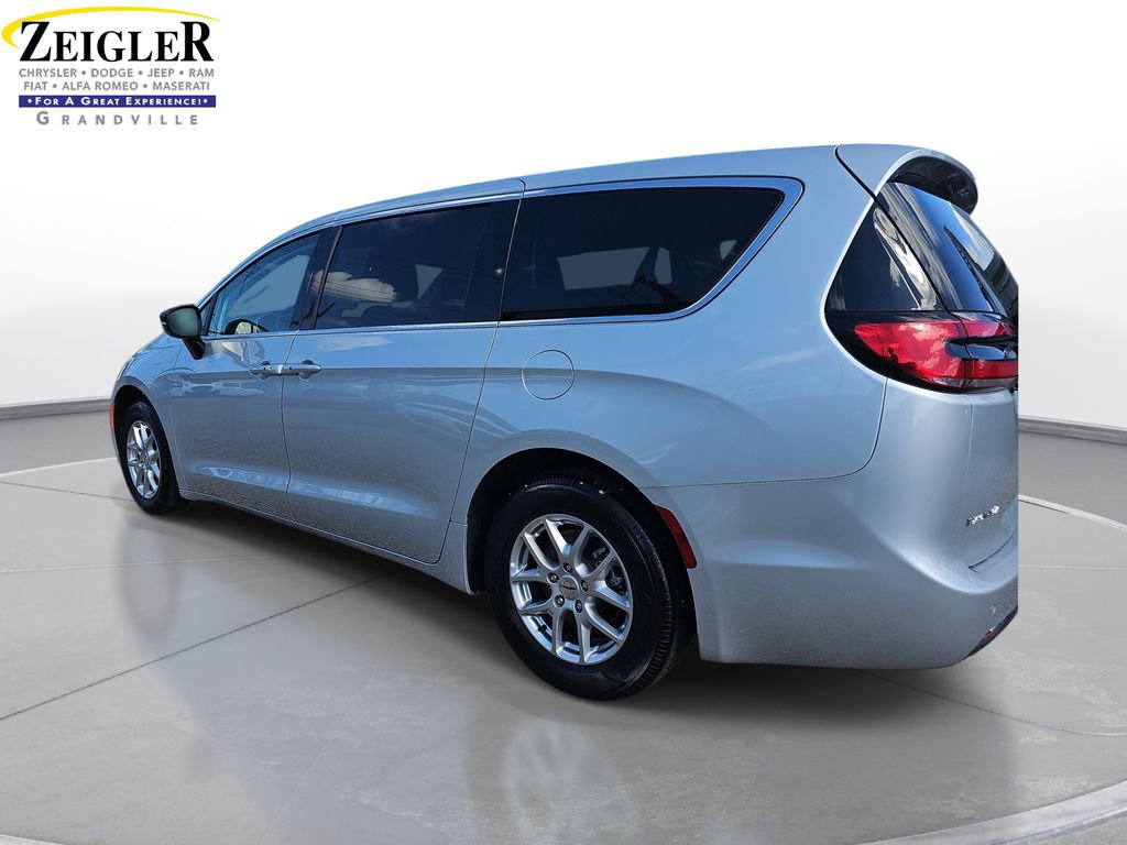 Certified 2024 Chrysler Pacifica Touring-L FWD image 7