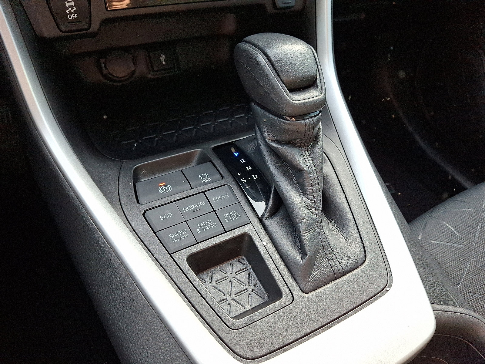 Used 2021 Toyota RAV4 XLE w/ Carpet Mat Package (TMS) image 14