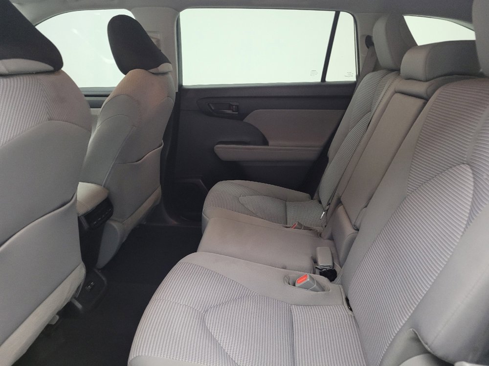 Used 2021 Toyota Highlander LE AWD/4WD image 18