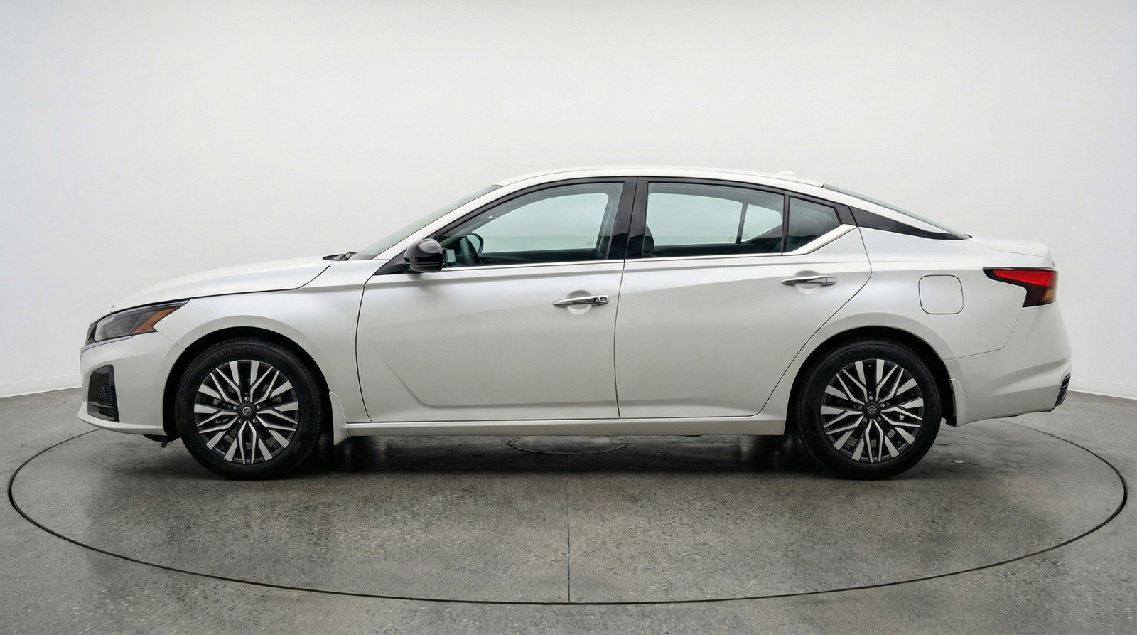 Used 2025 Nissan Altima 2.5 SV FWD image 5