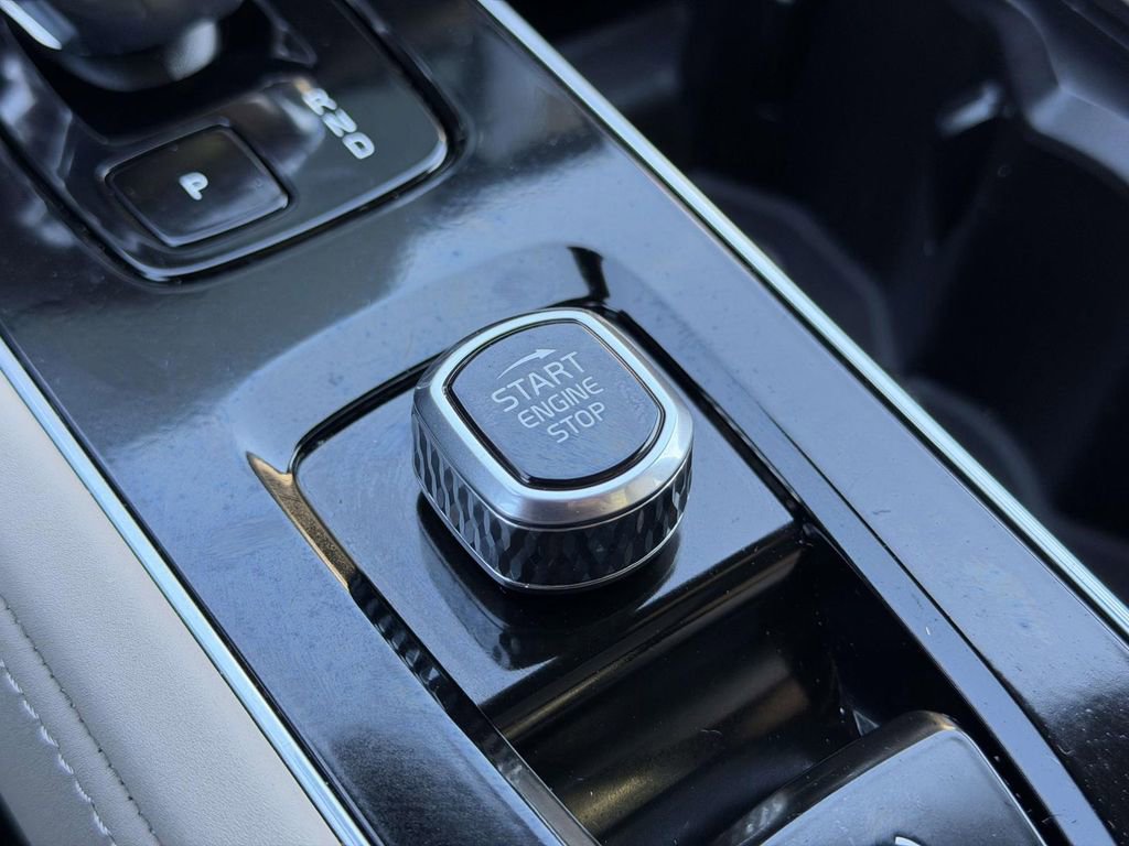 Used 2025 Volvo XC90 T8 Ultra image 8