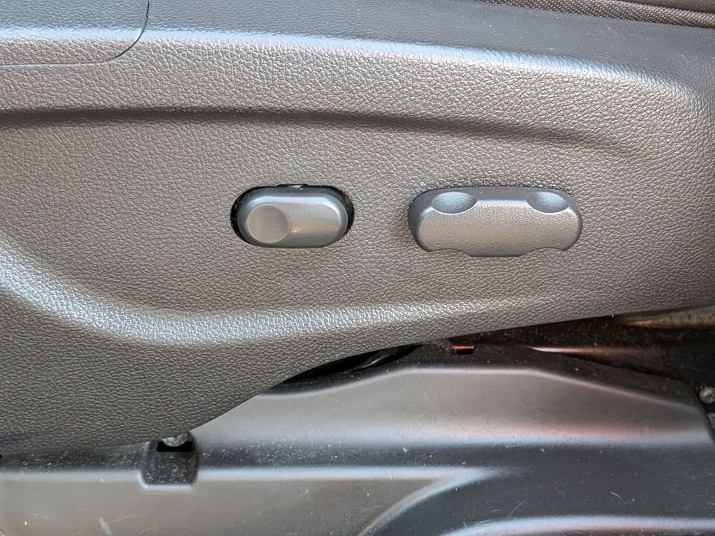 Used 2022 Chevrolet Trax LT w/ LT Convenience Package image 18