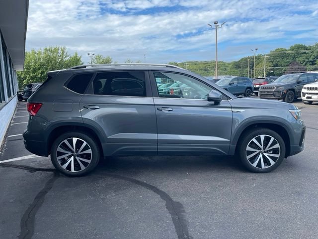 Used 2023 Volkswagen Taos SE w/ Panoramic Sunroof Package FWD image 4