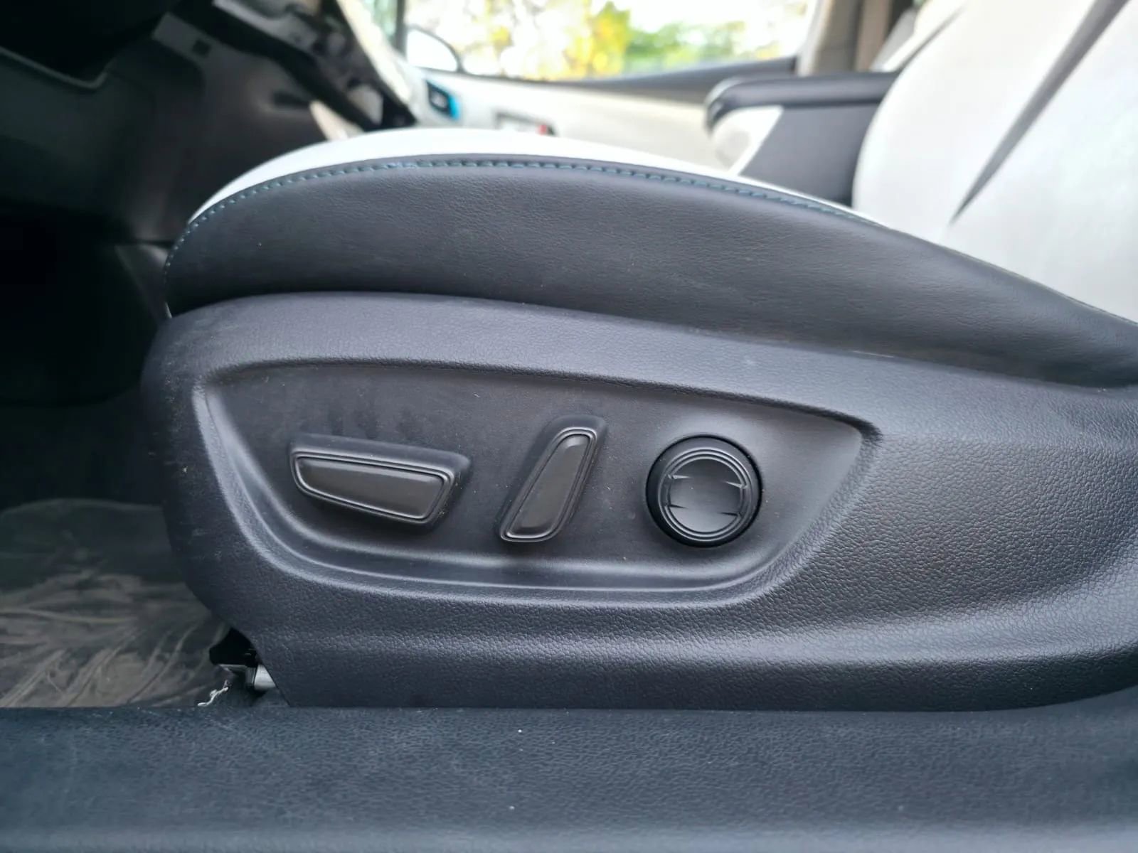 Used 2018 Toyota Prius Prime Premium image 32