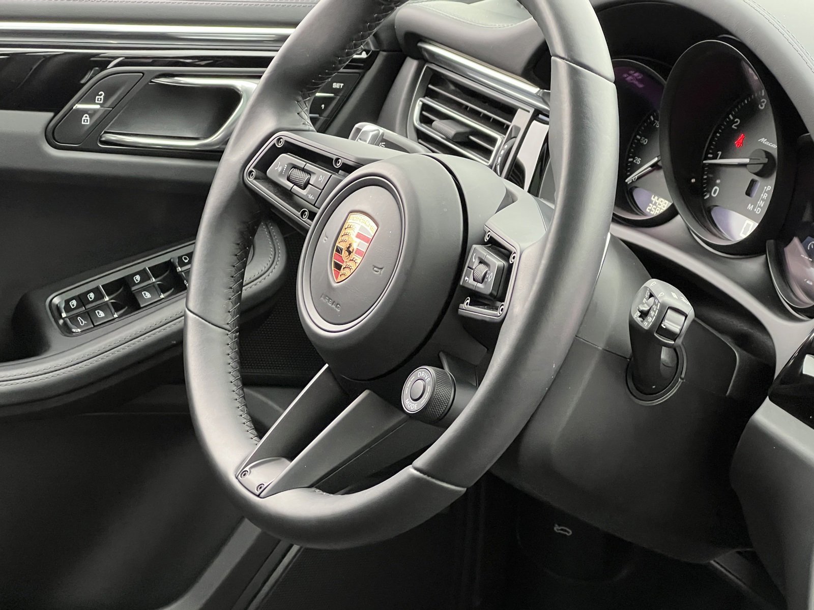 Certified 2025 Porsche Macan Turbo image 32