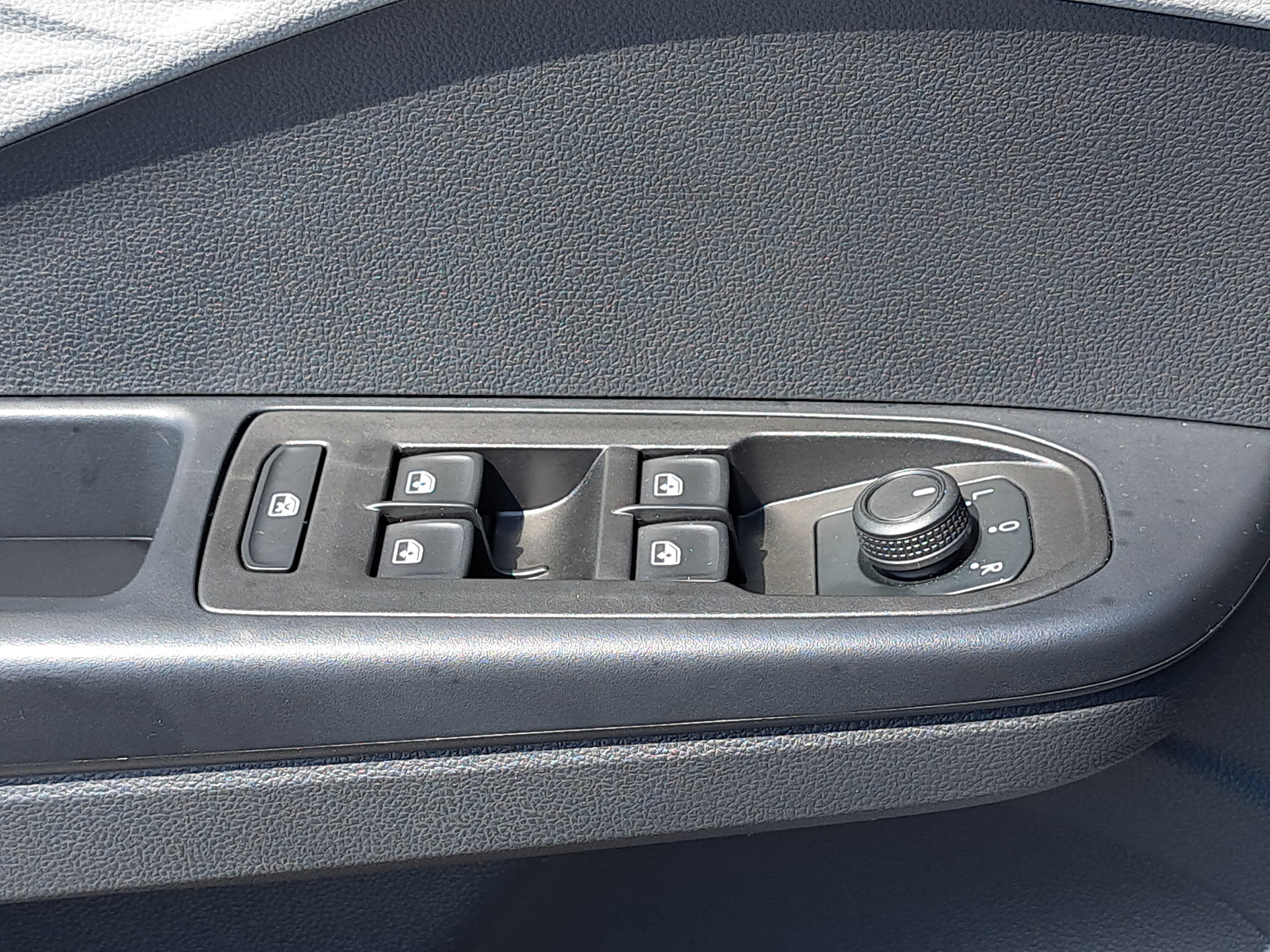 Certified 2024 Volkswagen Taos S FWD image 28