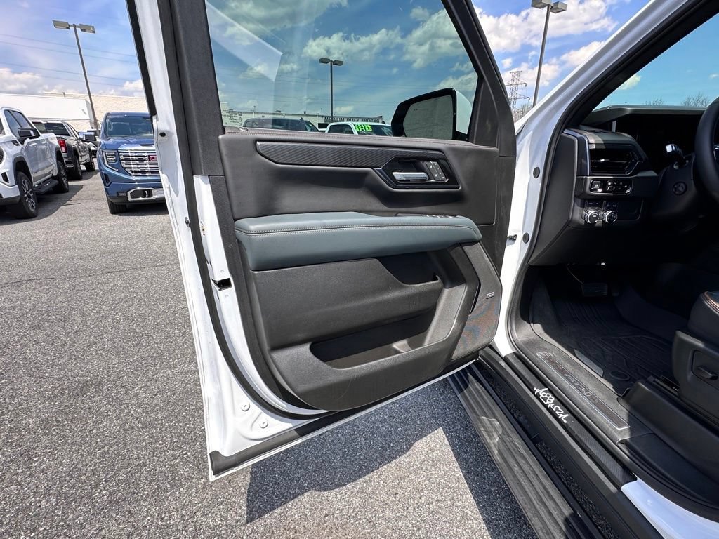 Certified 2025 GMC Yukon AT4 w/ AT4 Premium Package AWD/4WD image 22
