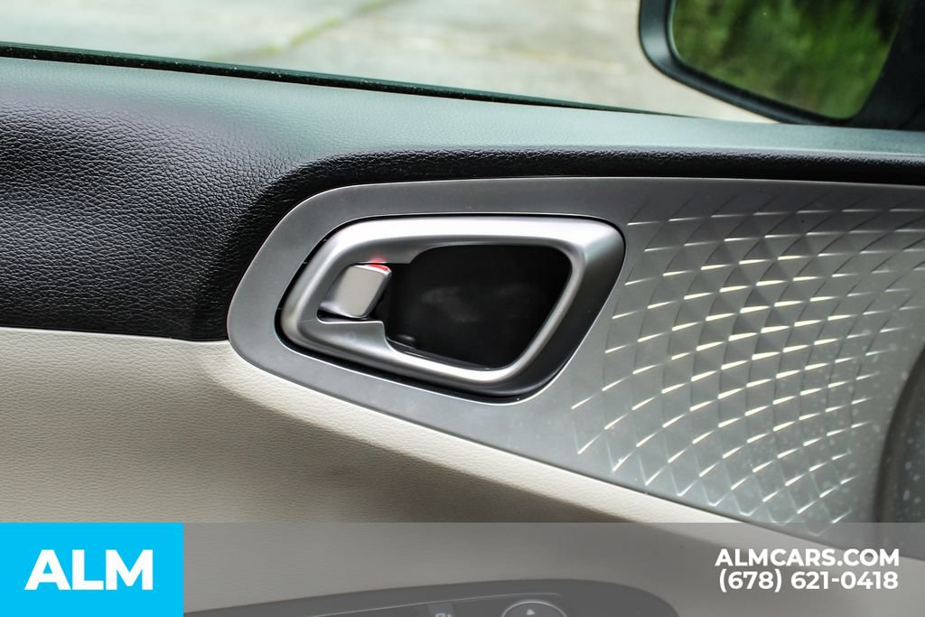 Used 2025 Kia Soul LX w/ LX Technology Package FWD image 37